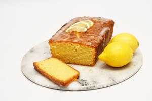 Lemon-Drizzle-and-slice